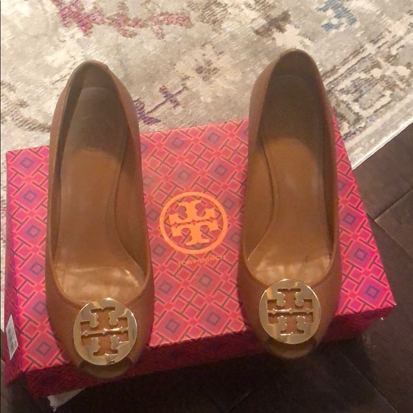 Tory Burch sally peep toe pump. - Picture 2 of 5